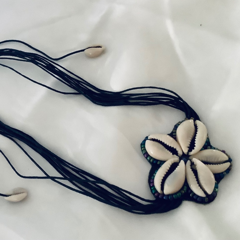 Cowrie Black Shell Flower Necklace Tropical Exotic  NWT - Picture 3 of 4